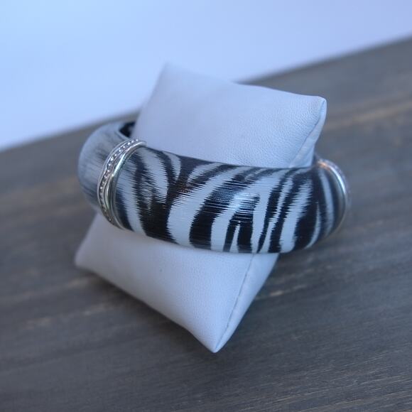Brighton Trinity Chunky Zebra Bangle Bracelet Acrylic Black White Statement Wide - Picture 3 of 5